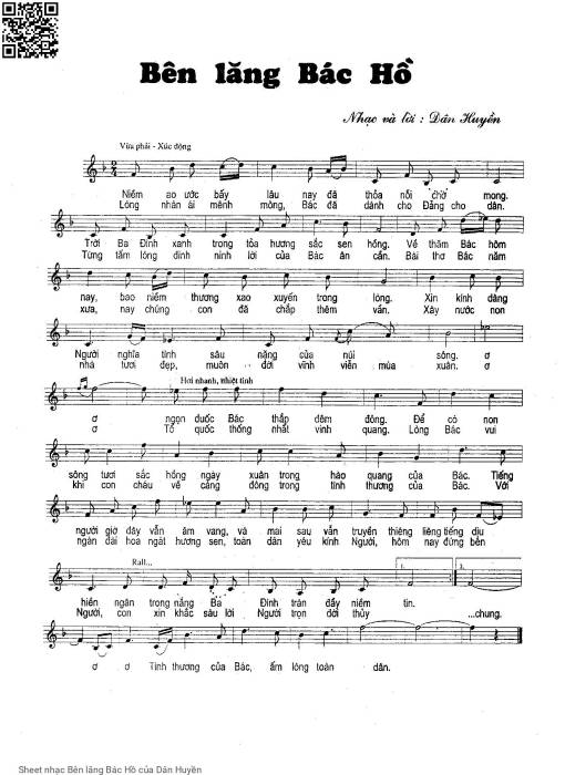 Bên lăng Bác Hồ